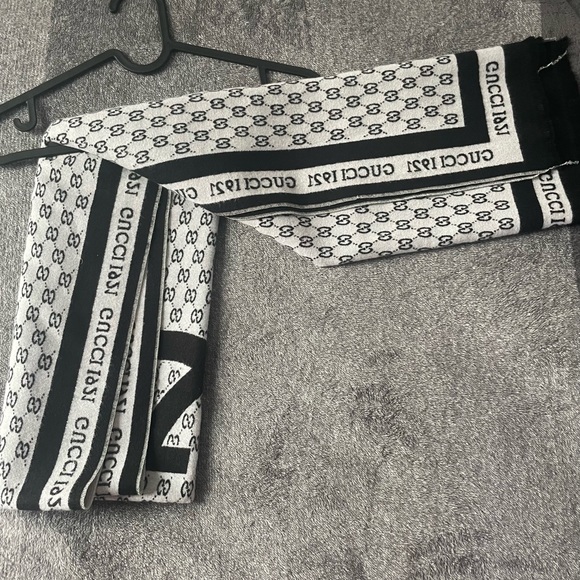 Original Gucci Scarf🧣The material is light and is thick. It will keep you warm. - Picture 4 of 6